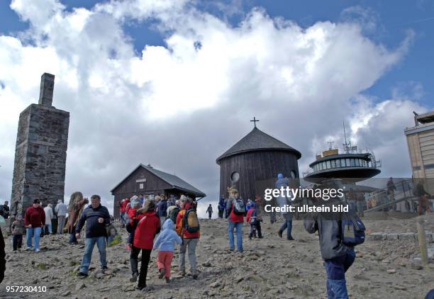 Besucher auf der Spitze der Schneekoppe, dem mit 1602 Meter höchsten Gipfel des Riesengebirges, aufgenommen am . Auf der polnischen Seite der...