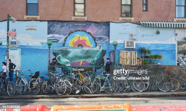 Abgestellte fahrräder an der U-Bahnstation an der Bedford Ave in Williamsburg, einem heute hippen Stadtteil von Brooklyn.