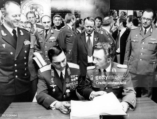 Die Kosmonauten Sigmund Jähn , der erste Deutsche im All, und Waleri Bykowski tragen sich bei ihrem Besuch im Armeemuseum der DDR in Dresden ins...