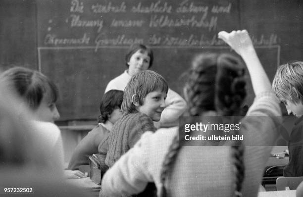 Schüler beim Unterricht an einer Polytechnischen Oberschule in Weimar , aufgenommen 1981.