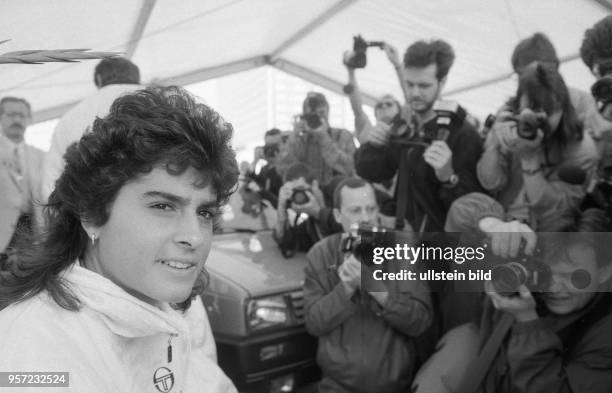 Termin mit Tennisstar Gabriela Sabatini auf dem Ostberliner Alexanderplatz, aufgenommen im Mai 1990.