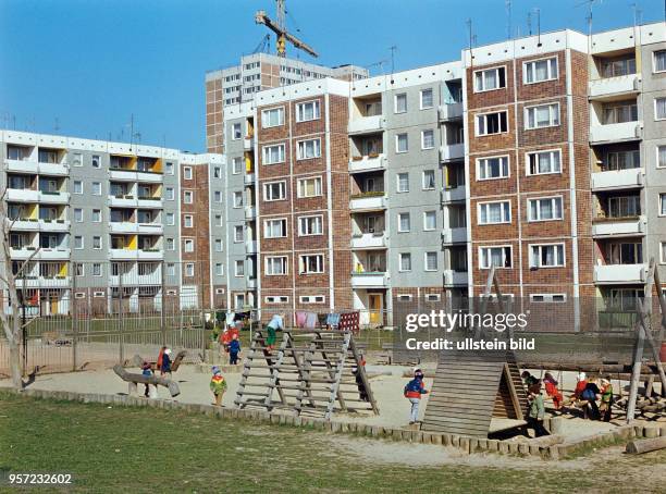 Kinder auf einem Spielplatz vor Plattenbauten im Neubaugebiet Rostock-Schmarl, undatiertes Foto von 1978. Zwischen 1976 und 1984 enstanden in...
