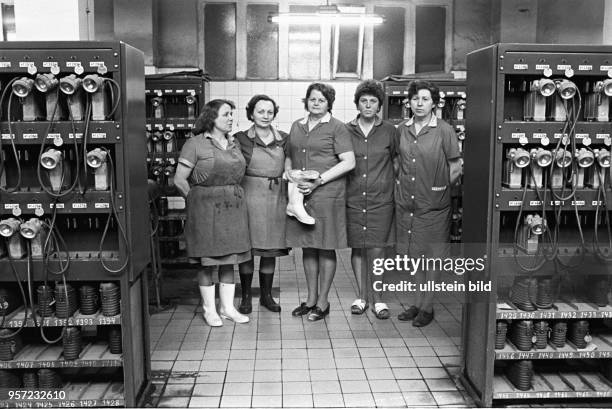 Eine Gruppe Frauen in der Lampen-Ladestation Ausrüstungsraum des Thomas-Müntzer-Schachtes Sangerhausen , aufgenommen am . Seit 1951 wird auf dem...