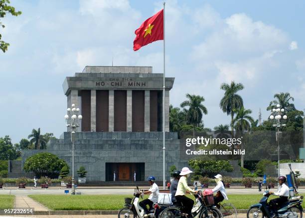 Blick auf das Ho-Chi-Minh-Mausoleum mit der vietnamesischen Staatsflagge in Hanoi, der Hauptstadt der Sozialistischen Republik Vietnam, aufgenommen...