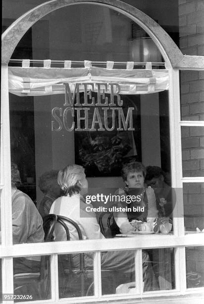 Rostock / 1986 / Fuenf-Giebel-Haus am Rostocker Uni-Platz / Cafe "Meerschaum" ist fuer Gaeste aus nah und fern zum beliebten Treffpunkt geworden. 32...