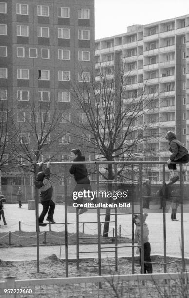 Kinder spielen auf einem Spielplatz in einem Wohngebiet in Schwedt an der Oder , aufgenommen 1984. Foto : Reinhard Kaufhold