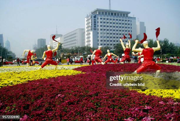 Blick auf den mit Blumen und Plastiken geschmückten Platz vor dem Bahnhof der Millionenstadt Taiyuan, aufgenommen am . Reisende nach Pingyao, einer...