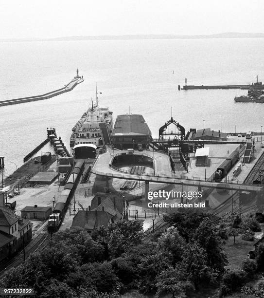 Der Fährhafen Saßnitz auf der Halbinsel Jasmund im Nordosten der Insel Rügen, aufgenommen 1970. Hier verlässt der Triebwagen-Zug Malmö-Berlin der...