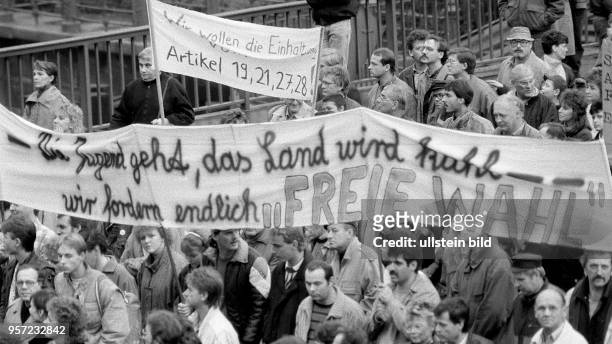 Nahezu eine Million Bürger versammeln sich am auf dem Berliner Alexanderplatz und demonstrieren friedlich für Veränderungen in der DDR. Die...