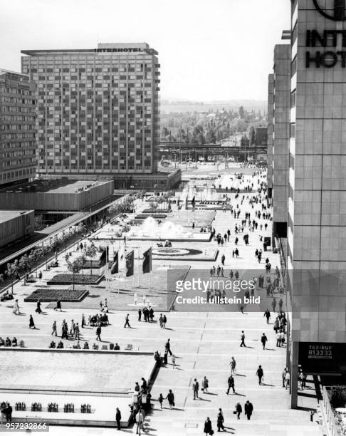 Blick über die in den 1960-70er Jahren erbaute Prager Strasse in Dresden in Richtung Hauptbahnhof, aufgenommen im Juli 1982. Die Straße und die...
