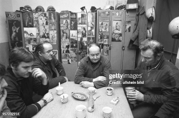 Arbeiter der Bessemerei der zum Mansfeld Kombinat "Wilhelm Pieck" gehörenden Kupfer-Silber-Hütte "Fritz Beyling" bei einer Kaffee- und...