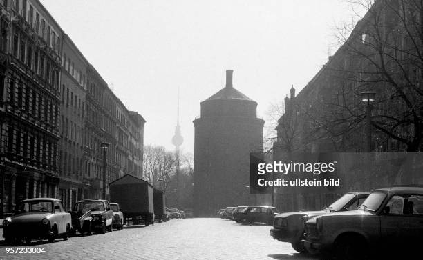 Im Gegenlicht liegt die Rykesstraße im traditionsreichen Ost-Berliner Stadtbezirk Prenzlauer Berg, im Hintergrund der historische Wasserturm und der...