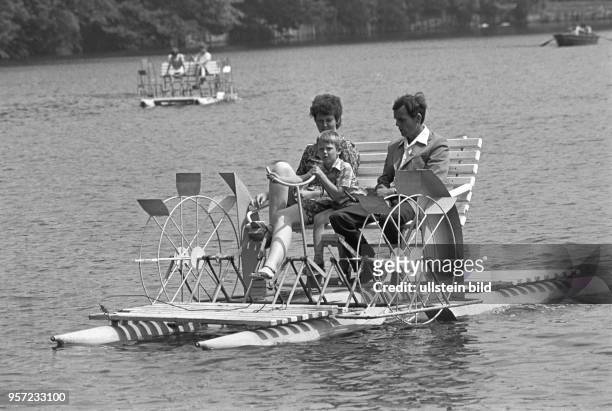 Vater, Mutter und Kind bei einer Fahrt mit dem Tretboot auf dem Vatteröder Teich, aufgenommen im Juli 1980 in Vatterode . Zu dieser Zeit findet auch...
