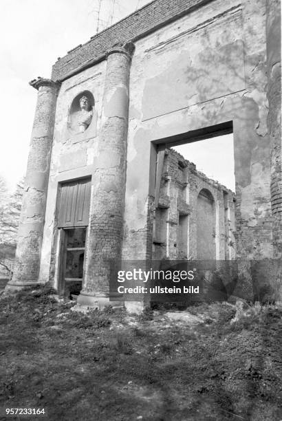 Nur noch als Ruine steht grau und verfallen dieser historische Anbau, das einstige Schloßtheater, am Rande von Schloss Rheinsberg, Foto vom . Im...
