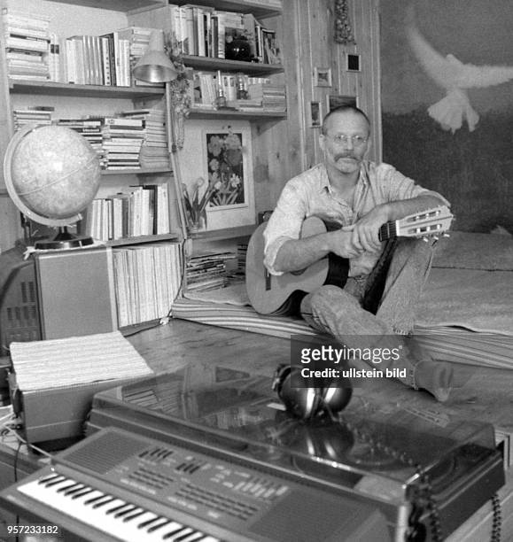Komponist und Sänger Kurt Demmler in seinem Heimstudio in seiner Storkower Villa, aufgenommen 1988. Demmler war einer der erfolgreichsten Rocktexter...