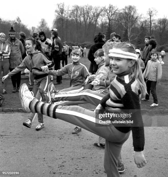 Zum "Lauf in den Frühling" im Großen Garten in Dresden am 22.3.1987 haben Kindersportgruppen viel Spaß bei der Gymnastik. Der mitten in Dresden...