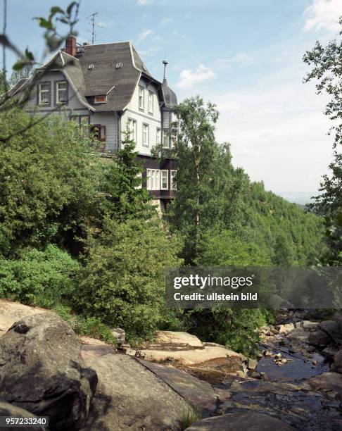 Im Tal der Steinernen Renne mit dem gleichnamigen Gasthaus, aufgenommen 1988 bei Wernigerode. Bis Mitte der 1970er Jahre diente das Hotelgebäude als...