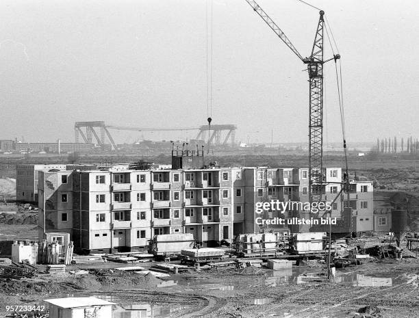 Rostock / / Rostock - Gross-Klein / Montage des ersten fuenfgeschossigen Wohnblocks im juengsten Rostocker Stadtteil Gross Klein. Durch die...