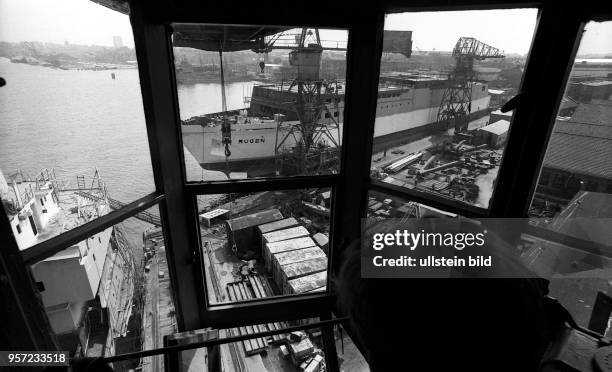 Die Eisenbahn-Kraftfahrzeug-Fähre "Rügen" am Ausrüstungskai der Rostocker Neptun Werft, aufgenommen 1971. Die "Rügen" ist das dritte kombinierte...