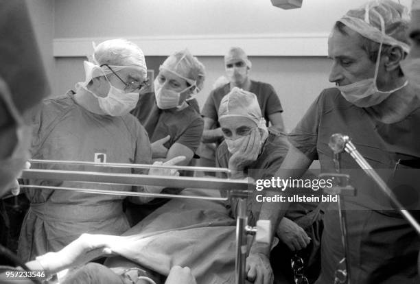 Ärzte der Chirurgischen Klinik der Charite in Berlin im Operationssaal nach einer Lebertransplantation, aufgenommen im März 1983. Die Gesichter der...