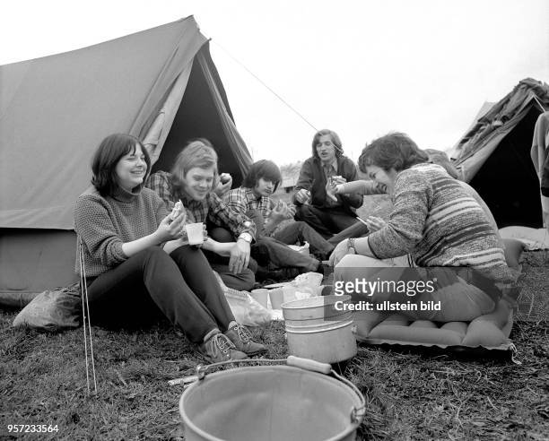 Junge Leute aus Dresden haben im April 1974 ihre Zelte auf dem Campingplatz an der Talsperre Malter bei Dippoldiswalde nahe Dresden aufgeschlagen....