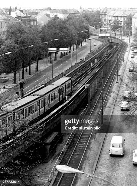 Eine U-Bahn taucht am Ende der Schönhauser Allee im Berliner Bezirk Prenzlauer Berg auf dem Weg nach Pankow wieder in den Tunnel hinab, aufgenommen...