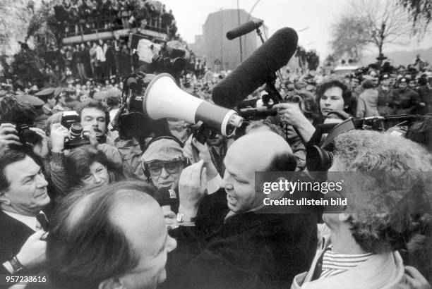 Walter Momper, Regierender Bürgermeister von Berlin-West, versucht mit einem Megaphone zu den Menschenmassen an der Mauer am Potsdamer Platz zu...