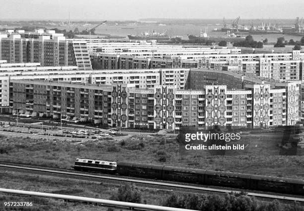 Blick auf das Neubaugebiet Rostock Schmarl mit dem Überseehafen, aufgenommen im Frühjahr 1980. Die Plattenbausiedlung Schmarl im Nordwesten der Stadt...