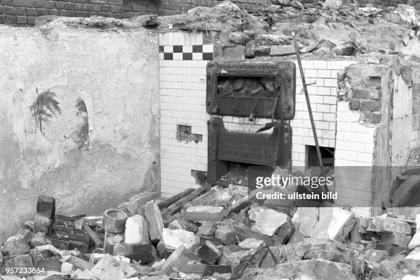 Die letzten Reste eines Backofens in der Ruine eines Hauses nen Einfamilienhaus in Magdeborn bei Leipzig, undatiertes Foto vom Juli 1978. Es sind die...