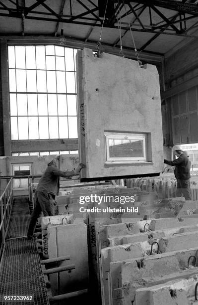 Plattenproduktion für den Wohnungsbau im VEB Plattenwerk Hoyerswerda, aufgenommen 1987. Das Plattenwerk wurde 1963 gegründet und war eines der vielen...