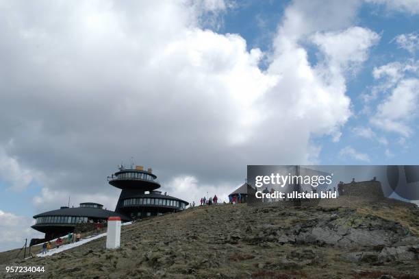 Besucher auf der Spitze der Schneekoppe, dem mit 1602 Meter höchsten Gipfel des Riesengebirges, aufgenommen am . Auf der polnischen Seite der...