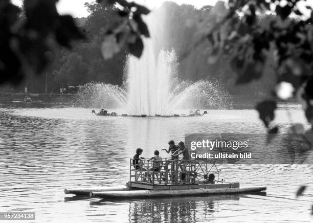 Auf dem Weißen See in Berlin sind 1980 Leute mit einem Wassertreter unterwegs. Der relativ kleine See mitten im Stadtgebiet an einer verkehrsreichen...