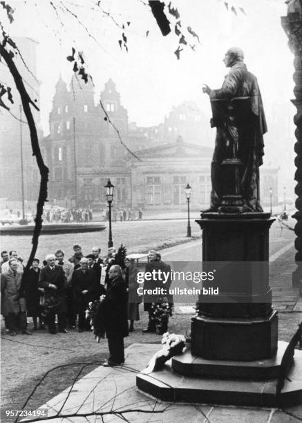 Kranzniederlegung am an der Statue des deutschen Komponisten, Dichters und Pianisten Carl Maria von Weber am Theaterplatz in Dresden anlässlich...