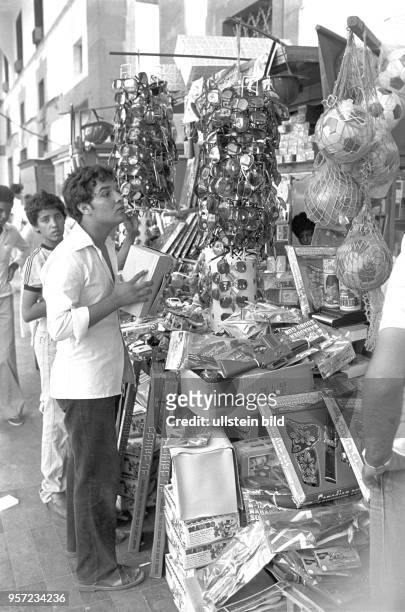 Jugendliche Straßenhändler verkaufen Sonnenbrillen, Spielbälle und andere kleine Konsumgüter an einer Straße in der libyschen Hauptstadt Tripolis,...