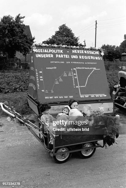 In Diagrammform wurde auf einer Anhänger-Plane die erfolgreiche Entwicklung der Kinderkrippe in Gerbstedt dargestellt, aufgenommen im Juni 1985 in...