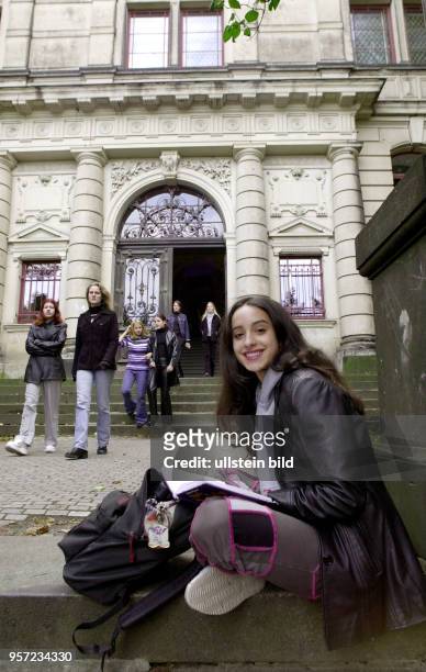 Die Schauspielerin Stephanie Stumph, aufgenommen am als 16-jährige Schülerin vor ihrer Schule in Dresden. Die gebürtige Dresdnerin hat einen...