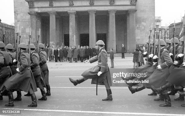 Cuban head of state Fidel Castro in East Germany : Castro and a guard of honour of the East German People's Army lay down a wreath at the Memorial to...