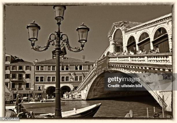 Szene aus Venedig - Canal Grande und Rialtobrücke - mittels eines Bildbearbeitungsprogramms verfremdetes Foto, Aufnahmedatum des Originals .