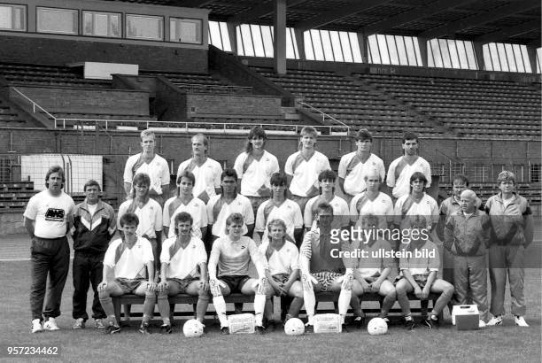 Die Mannschaft des FC Hansa Rostock mit ihrem neuen Trainer Uwe Reinders bei der Teamvorstellung am vor der Fußball-Oberliga-Saison Nordost 1990/91...