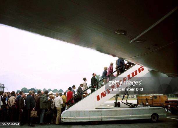 Rostock / Hochseefischerei / August 1974 / Besatzungsaustausch / Zwischenlandung in Gander zum Auftanken des Fliegers / Fliegende Fischer - gehen in...