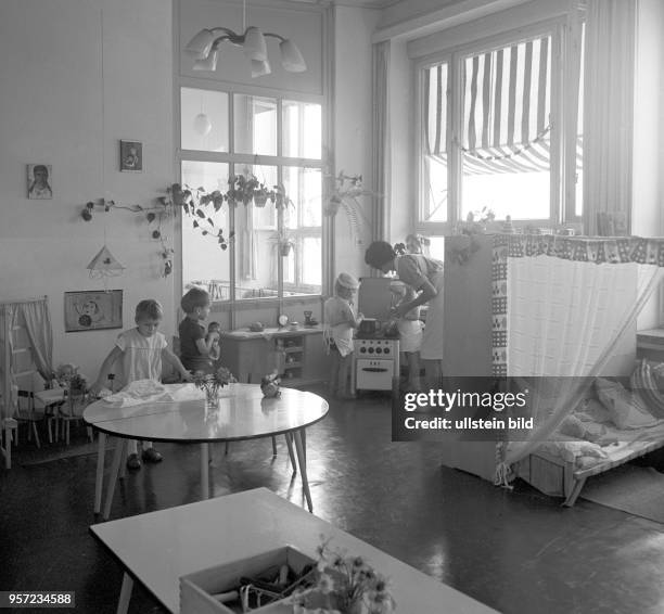 Einrichtung in einem Kindergarten in Berlin-Treptow, aufgenommen im August 1968.