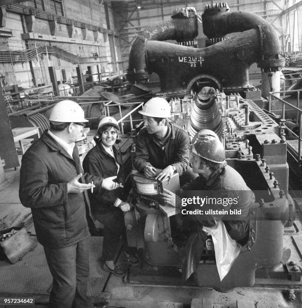 Arbeiter aus Hagenwerder und aus der UdSSR bauen Ende der 70er-Jahre im Kraftwerk Hagenwerder einen neuen Generator auf. Bis zur Wende 1990 sind die...