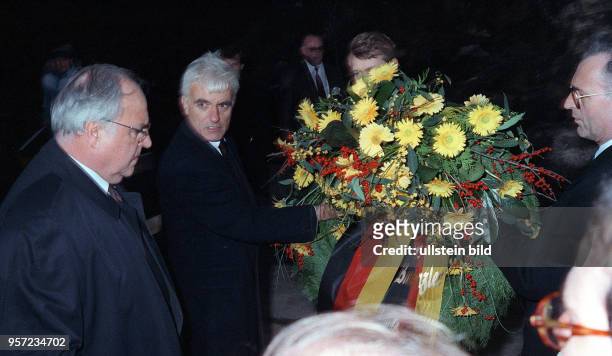 Bundeskanzler Helmut Kohl weilte am 19. Und zu einem Besuch in Dresden. Es war sein erster offizieller Besuch in der DDR. Hier bei der...