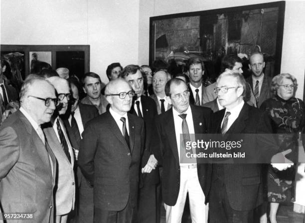 Partei- und Staatschef Erich Honecker besucht in Begleitung von Horst Sindermann und Willi Stoph am die X. Kunstausstellung der DDR in Dresden....