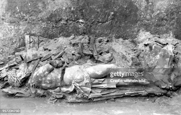 Blick auf die Skulptur des "Schmerzensmannes", die in einem Kellergewöbe in der Ruine der Frauenkirche in Dresden während der Sicherungsarbeiten und...