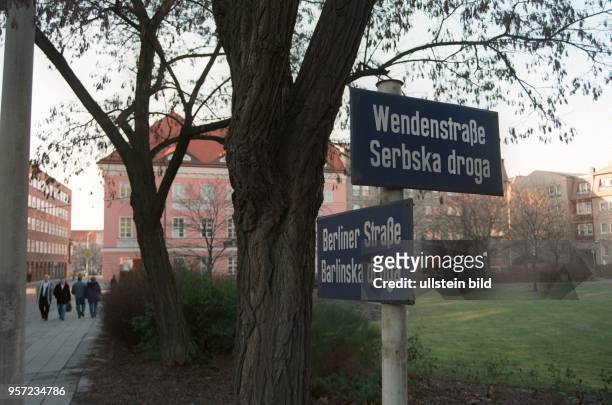 Cottbus : Jeweils in deutscher und niedersorbischer Sprache sind die Straßenschilder in Cottbus angebracht. Die Niederlausitz ist die Heimat der...