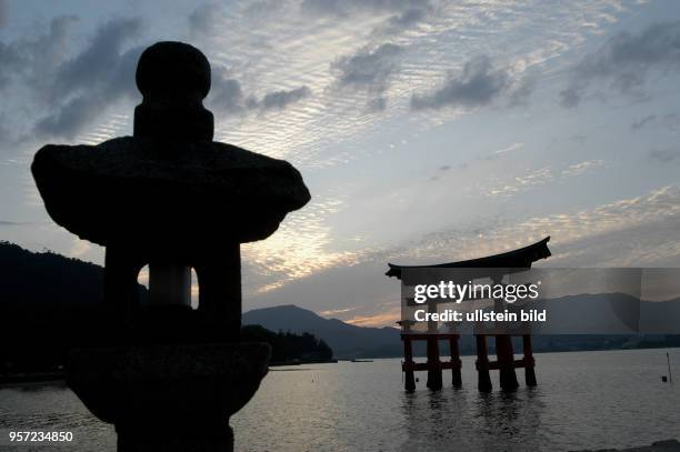 Japan / Insel Miyajima / Eines der meist fotografiertesten Objekte in Japan ist wohl das berühmte große Torji vor dem Isukushima-Schrein auf der...