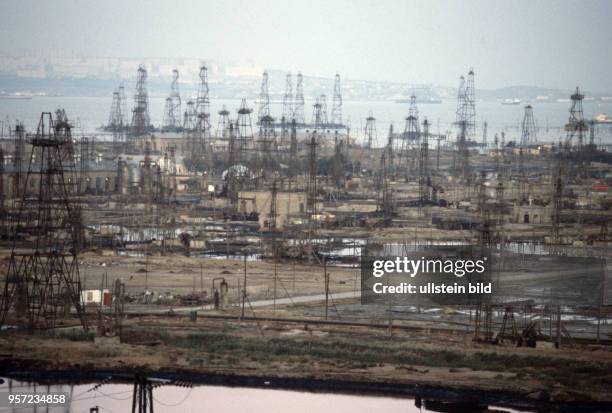 Blick über Erdöl-Fördereinrichtungen und Bohrtürme in Baku am Kaspischen Meer, undatiertes Foto von 1984. Foto. Wilfried Glienke