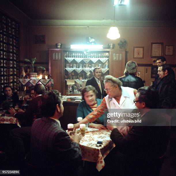 Gäste an einem Tisch in der Kneipe "Zum Löwen" bekommen von der Wirtin ein Bier serviert, undatiertes Foto von 1976.