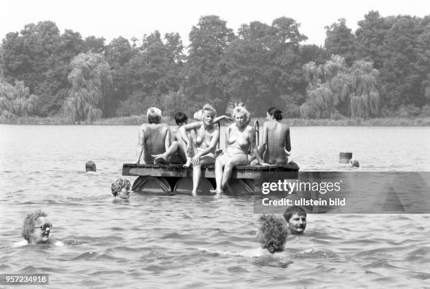 Nacktbaden im See - Am Zeesener See in Senzig-Waldesruh liegt versteckt in waldreicher Gegend das über 60 Jahre alte Paradies der Nackten, der...